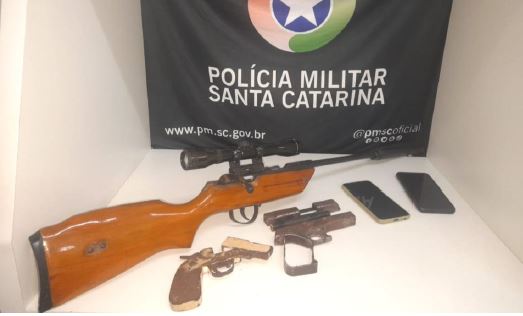 Dois irmãos são presos por posse ilegal de armas, ameaça e agressão à esposa no Oeste de SC