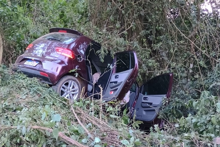 Idosa é socorrida com suspeita de fratura após colisão de carro em árvore