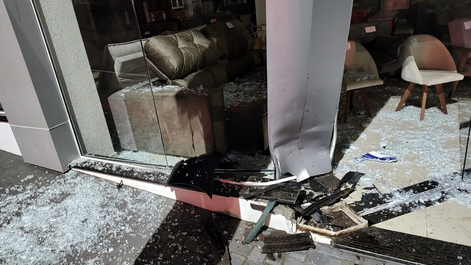 Veículo se choca contra parede de loja e condutor foge do local