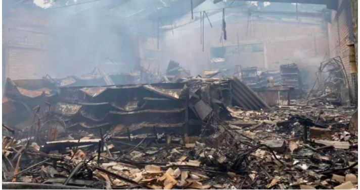 Destruição causada por incêndio em supermercado no Oeste de SC