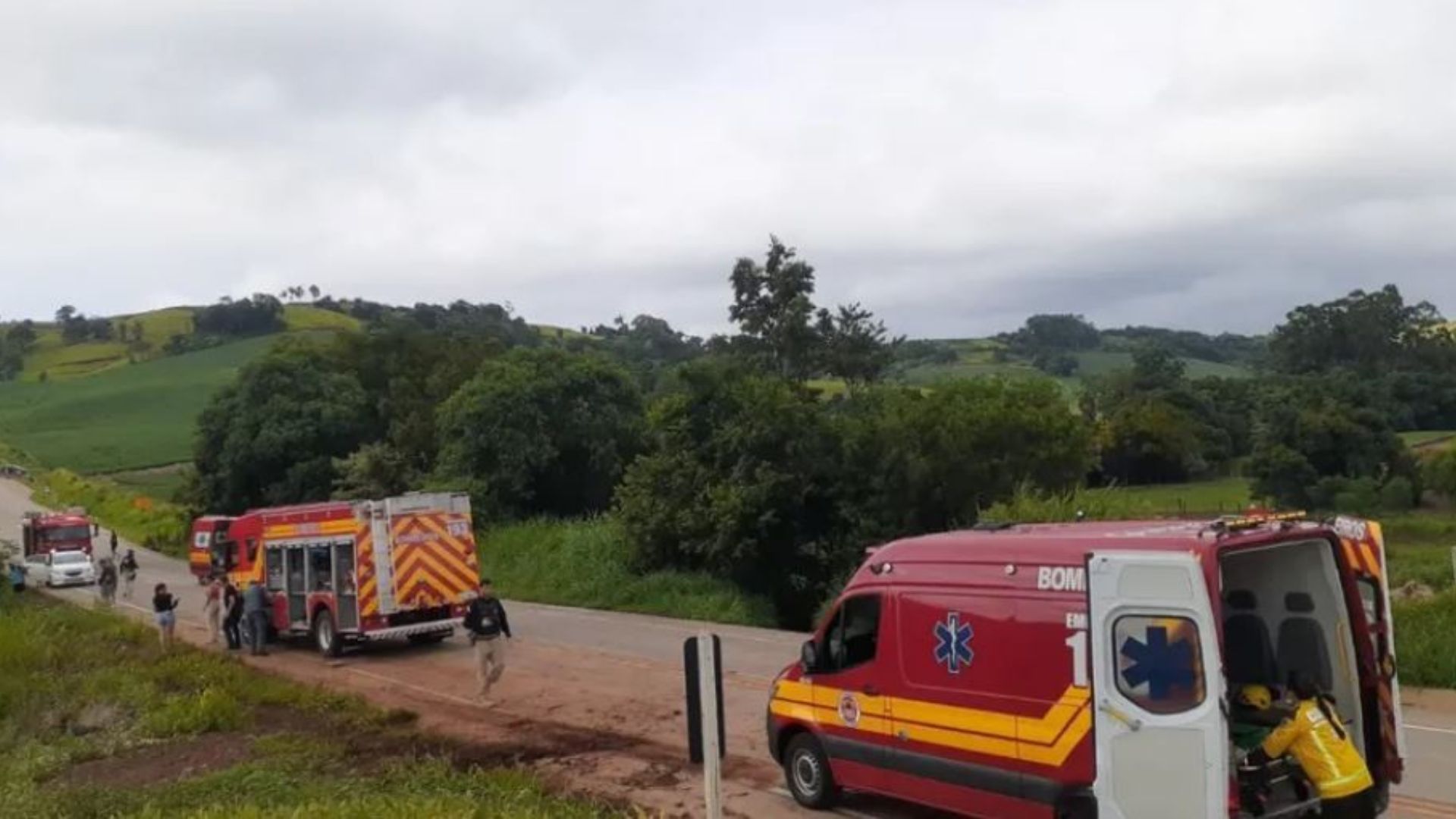 Saída de pista de carreta deixa motorista gravemente ferido na BR 163