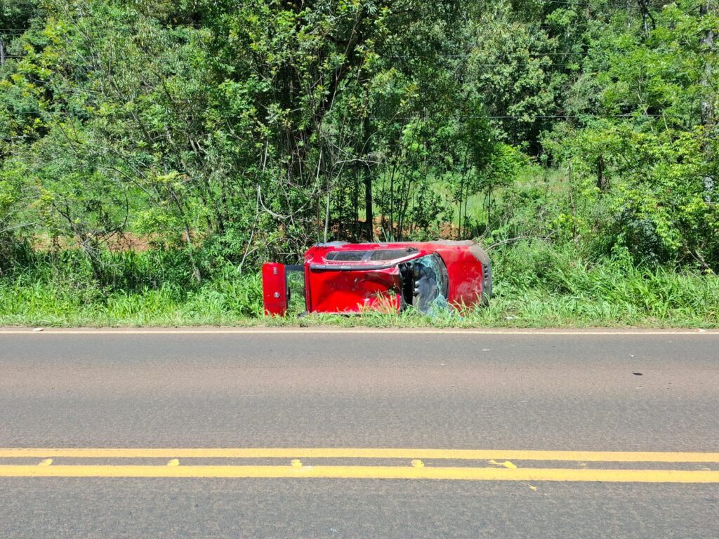 Mulher capota carro ao tentar evitar colisão em rodovia do Oeste de SC