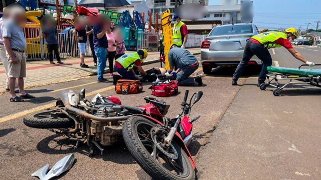 Mototaxista fica ferido em colisão com camionete no centro