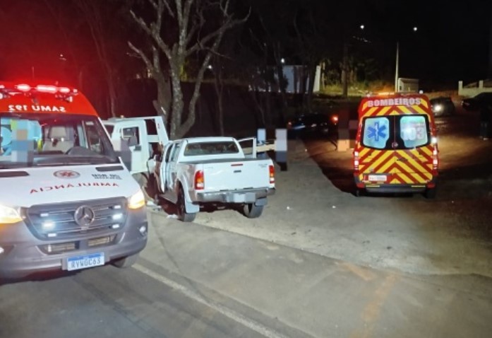 Duas pessoas ficam feridas em colisão entre camionete e guincho na BR-282