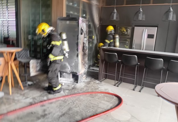 Princípio de incêndio mobiliza bombeiros em barracão