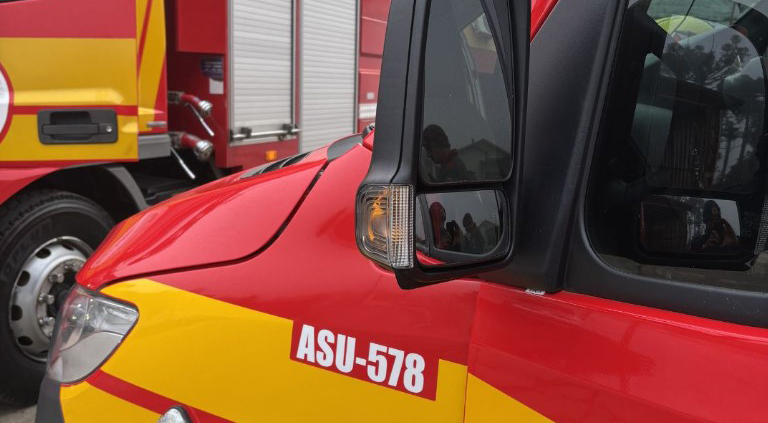 Bombeiros controlam chamas em marcenaria