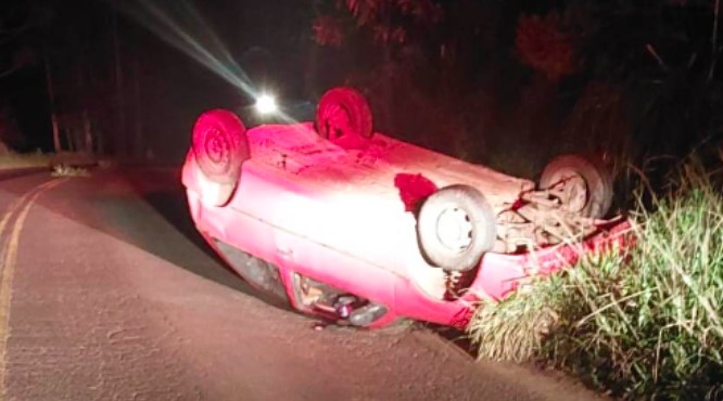 Motorista e passageira saem ilesos de capotamento de veículo na SC-283