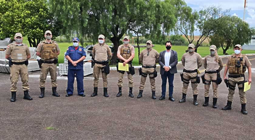 Deputado Coronel Mocellin entrega moção de aplauso para policiais militares