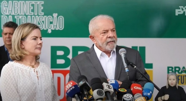 Lula confirma que Gleisi não será ministra do governo e diz que tem 80% dos ministérios definidos