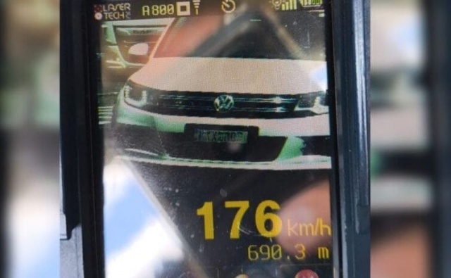 Motorista ignora segurança e “voa” na BR-470 a 176 Km/h