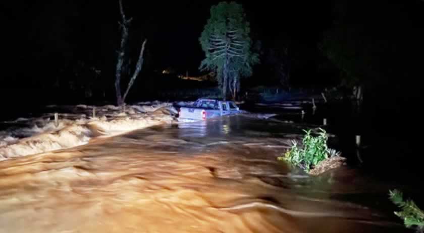 Casal deixa carro para trás e se pendura em cerca para escapar de correnteza em rio de SC