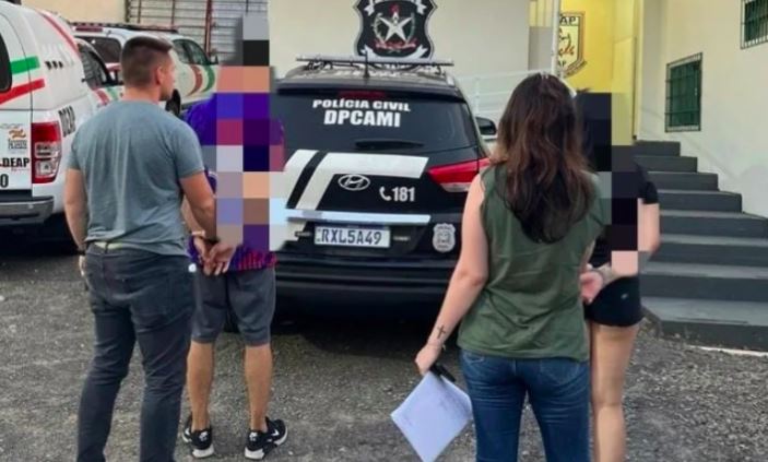 Pais são presos no Oeste após bebê ser achada morta e enterrada embaixo de assoalho de residência