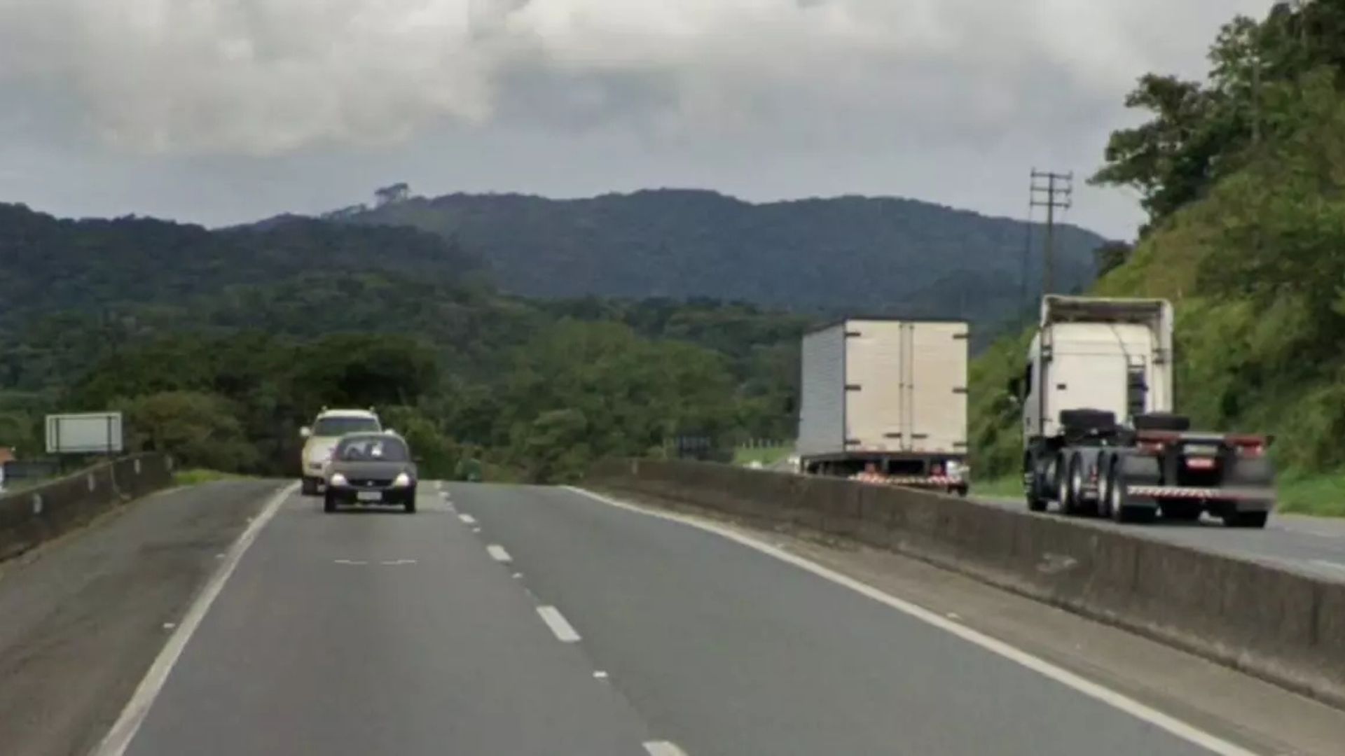 Fechada entre caminhões termina em tiros e motorista baleado na BR-101, em SC