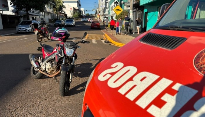 Jovem fica ferida em colisão entre duas motocicletas no centro