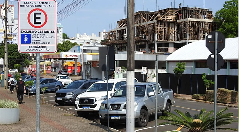 Demutran implanta vagas de estacionamento para gestantes na área central