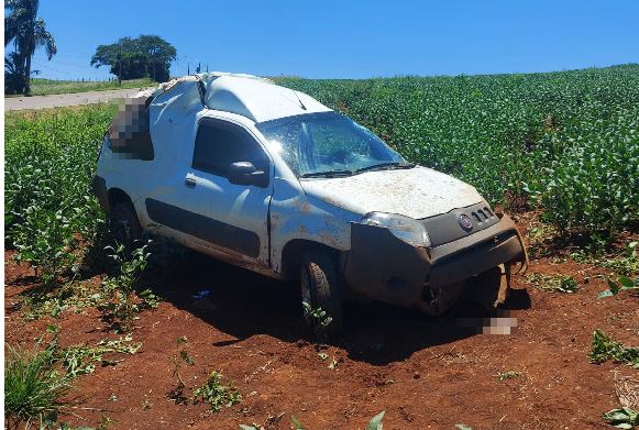Mulher fica ferida após veículo capotar no Oeste de Santa Catarina