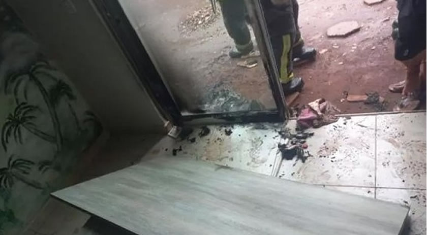 Filho tenta vender móveis, é impedido pela mãe e coloca fogo na casa