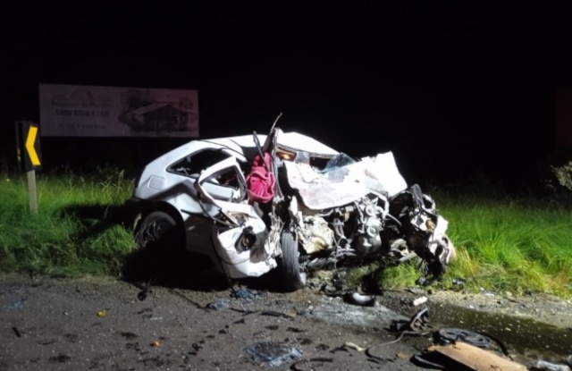 Motorista fica preso às ferragens após colisão frontal na BR-282