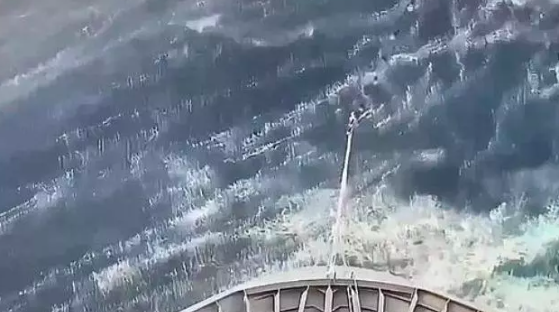 Cruzeiro com 400 pessoas a bordo é atingido por onda gigante