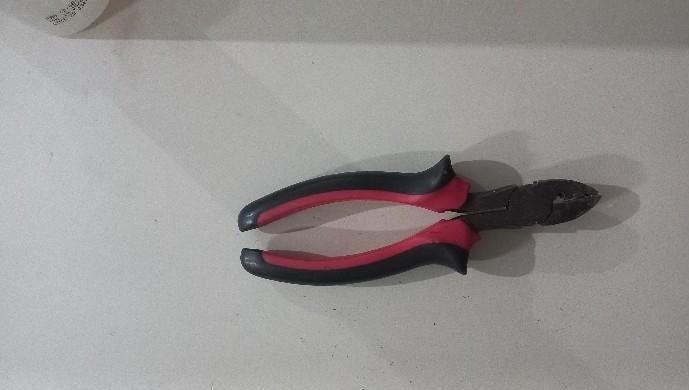 Homem leva choque ao tentar furtar fios de energia