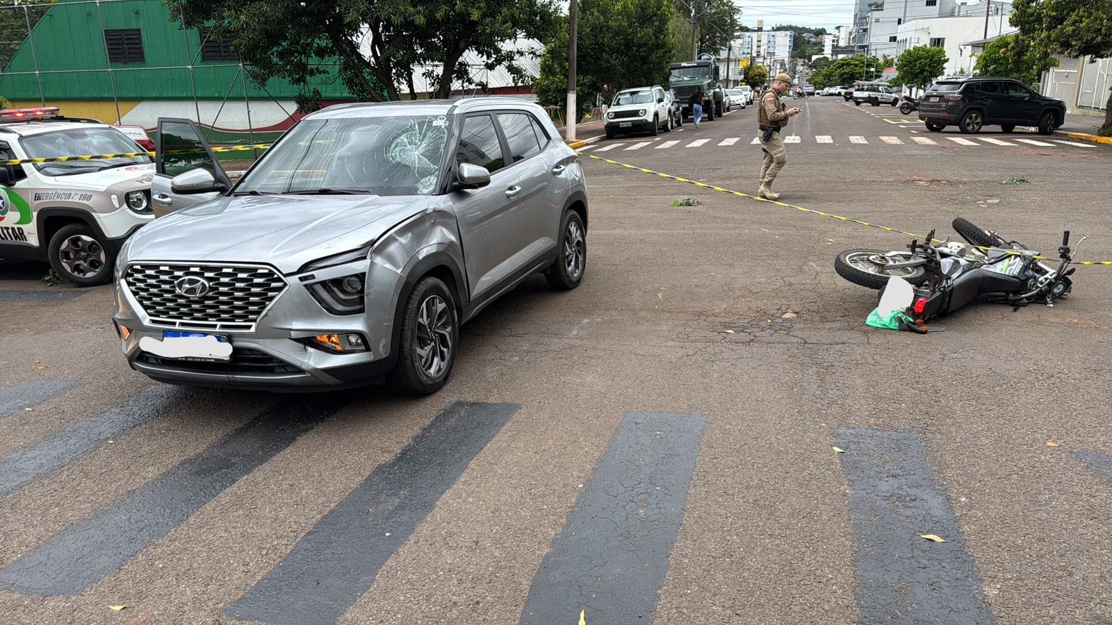 Duas pessoas ficam feridas em colisão entre carro e moto na Rua Jacob Stein