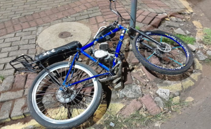 Menor de idade infringe leis de trânsito com bicicleta motorizada e foge da polícia