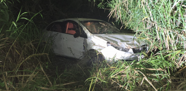 Jovem fica ferido após capotamento de veículo