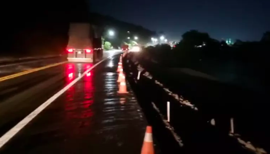 Trânsito no km 143 da BR-470 é liberado 30 dias após cratera se abrir na pista