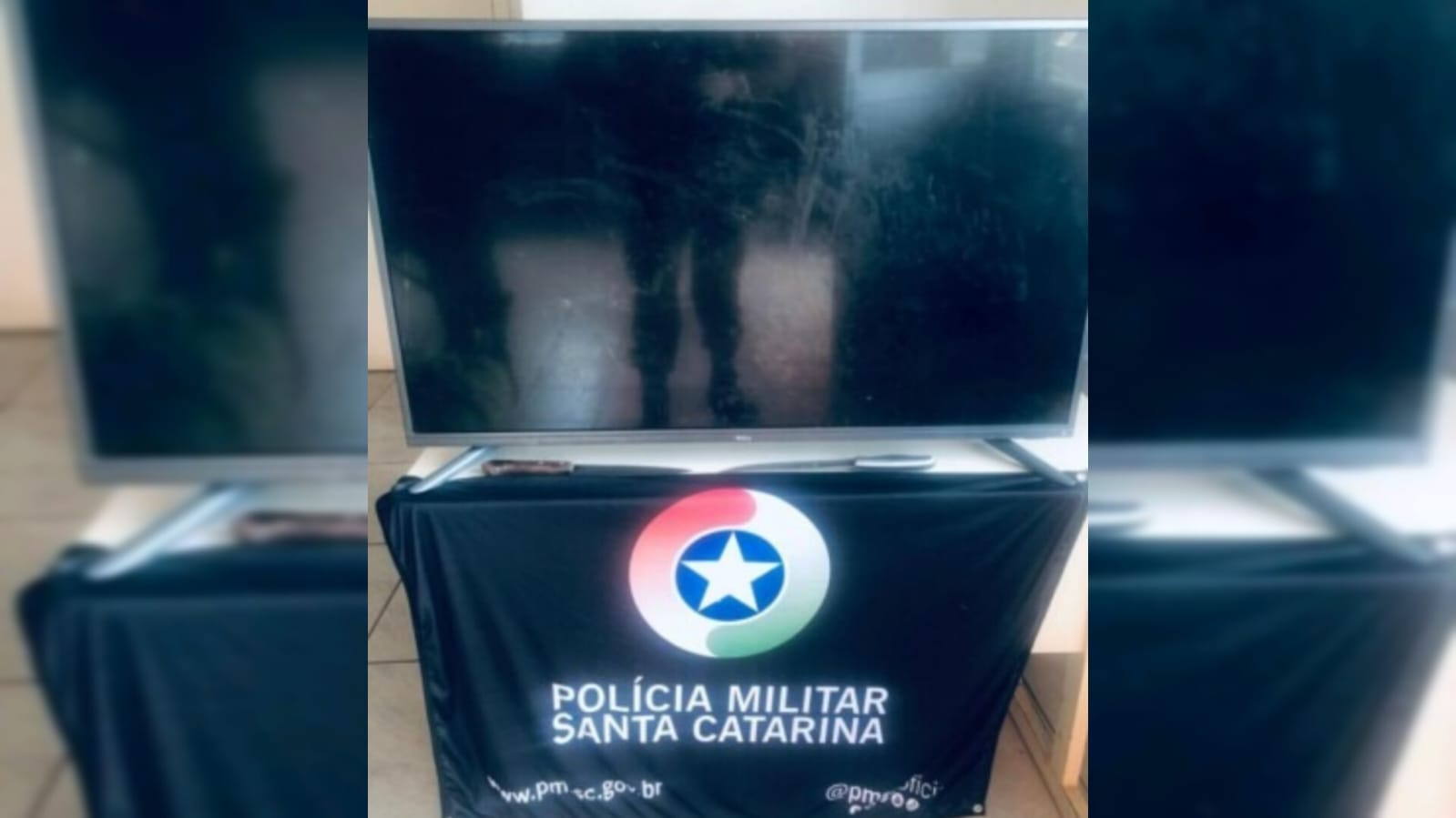 Homem usa carinho de mão para carregar objetos furtados