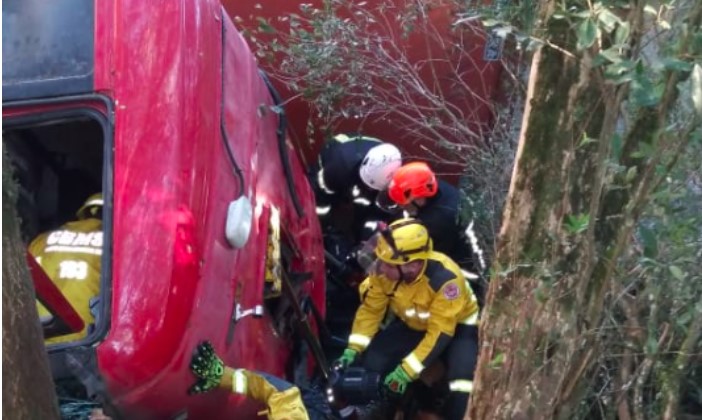 Motorista fica preso nas ferragens ao despencar de ponte com carreta na BR-153