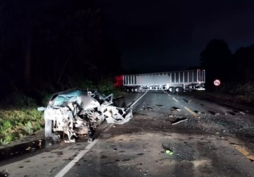 Grave acidente mata jovem e deixa carro ‘como bola de papel’ em SC