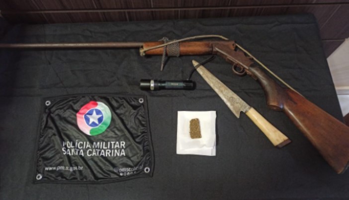 Após fuga, homem com mais 100 passagens policiais é preso por posse ilegal de armas na região