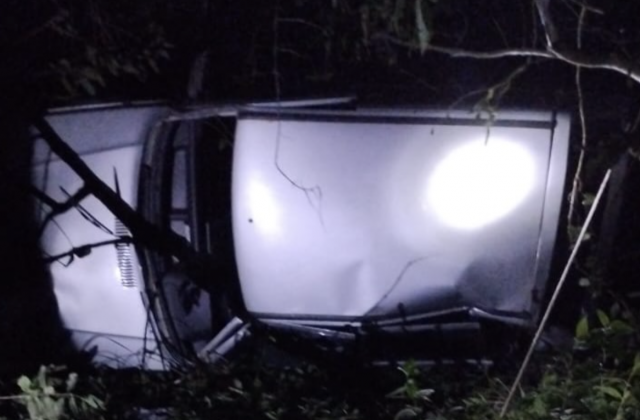 Jovem fica ferida após carro sair da pista e capotar em ribanceira na SC-163