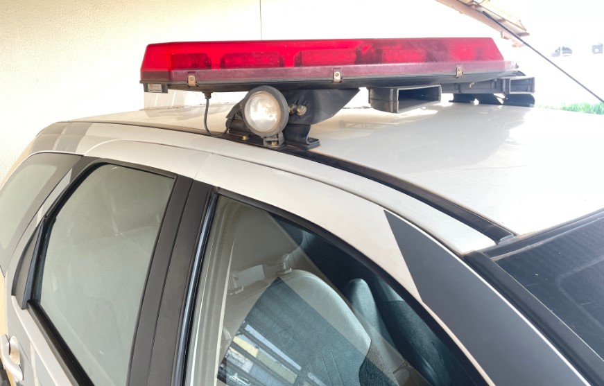 Mulher procura a polícia após ser agredida pelo filho adolescente