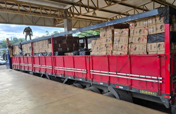 Polícia Militar apreende caminhão carregado com cigarros paraguaios e vinhos argentinos