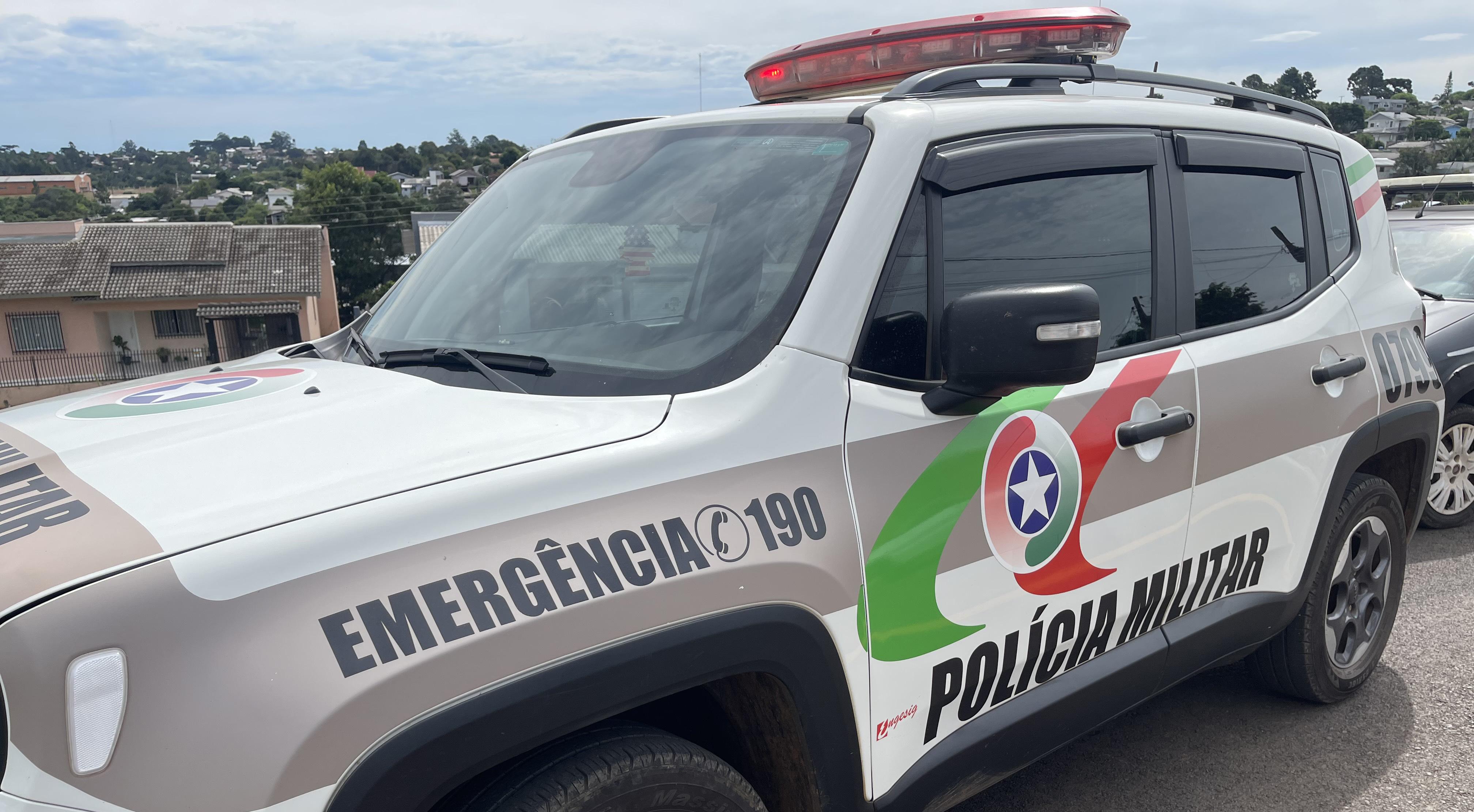 Homem é preso após agredir mulher com soco, garfo e impedir saída de casa