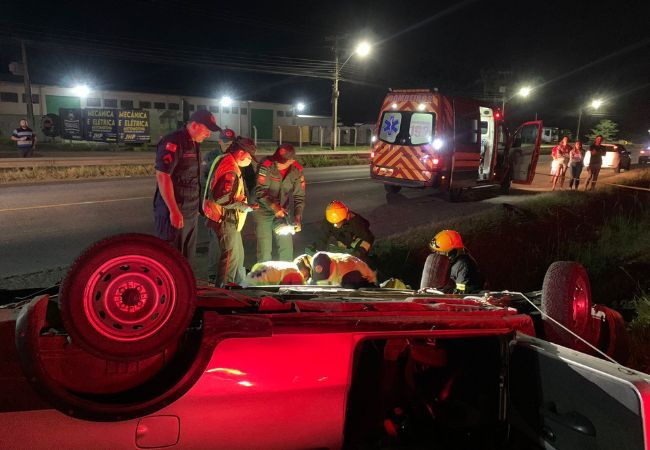 Mulher morre em capotamento na BR-470