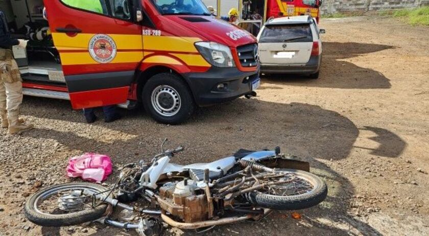 Bombeiros socorrem vítimas de colisão entre carro e moto na BR 282