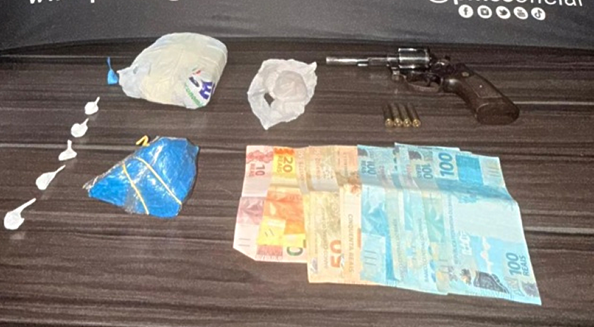 Polícia flagra tráfico de drogase e prende três pessoas