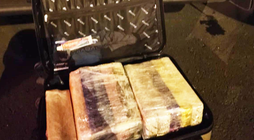 Passageiro de ônibus é preso com mais de 15 kg de maconha no Oeste