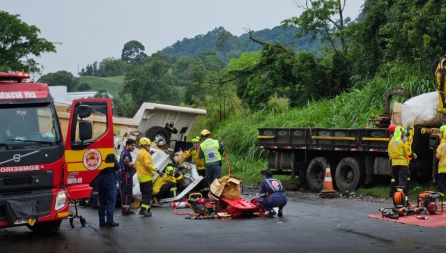 Grave colisão entre caminhões na SC-157 entre Chapecó e Coronel Freitas