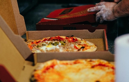Dono de pizzaria flagra funcionário furtando dinheiro do caixa após fim de expediente