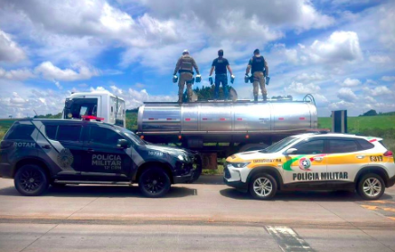 Mais de 120 mil maços de cigarros são encontrados em caminhão-tanque abordado na SC-155