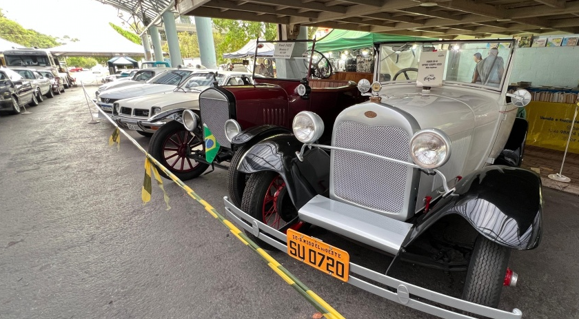 7º Encontro de Carros Antigos leva grande público a praça central