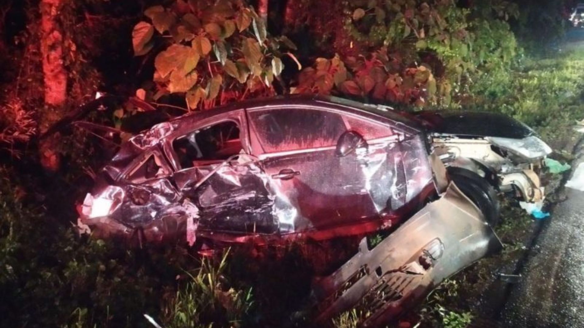 Crianças são ejetadas em grave acidente entre carro e dois caminhões em SC