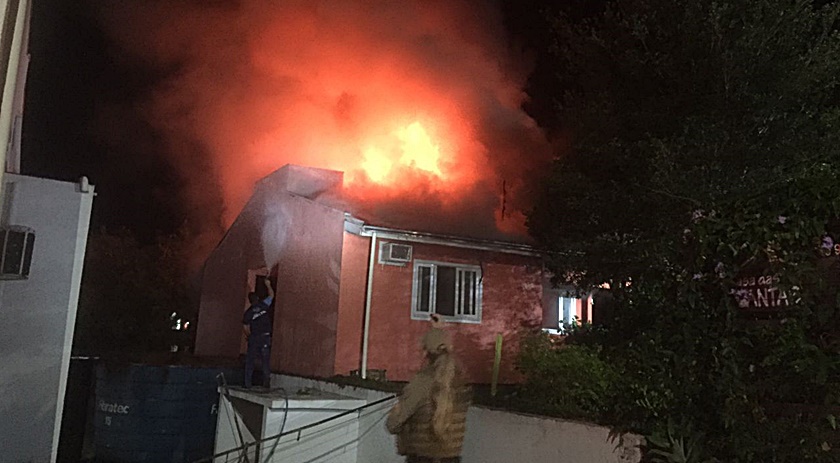 Incêndio destrói residência no centro