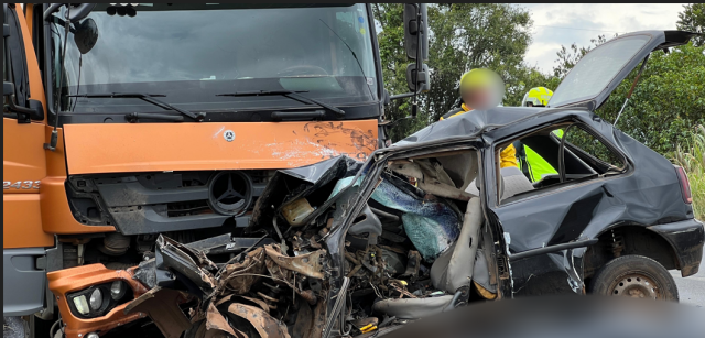 Motorista morre em colisão entre carro e caminhão na BR-282