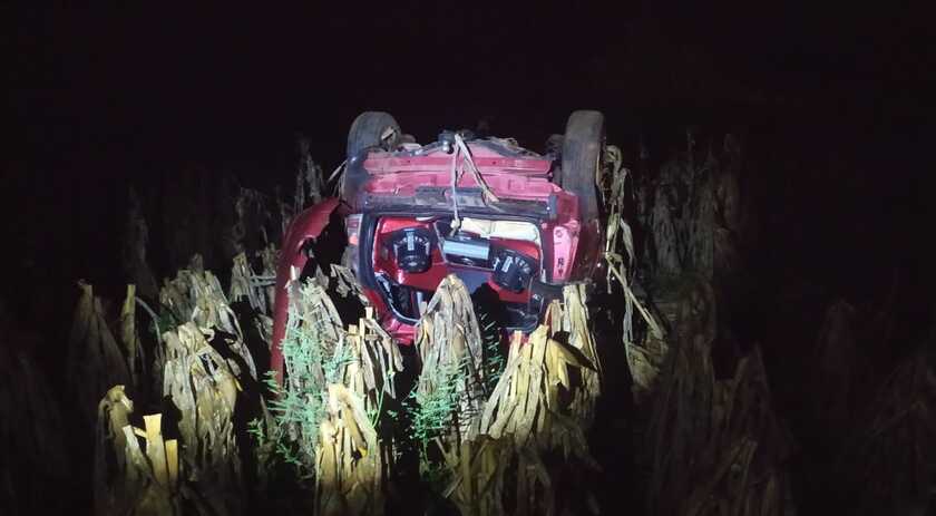 Veículo sai da pista e capota na SC 163