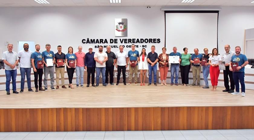 Câmara de SMOeste presta homenagem a atletas da Escola da Chapecoense por conquista no futebol