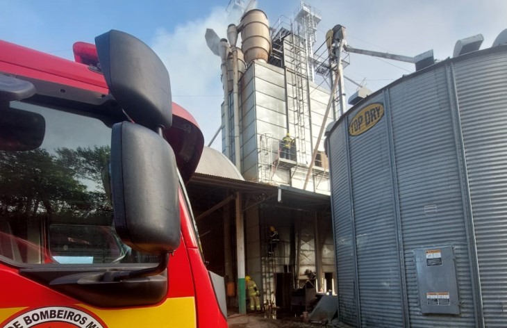 Incêndio em silo mobiliza bombeiros por duas horas